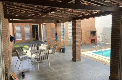 Linda casa com piscina e ponto comercial - ótima localização, perto da lojas cem e da av. andrômeda