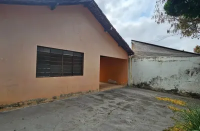 Linda casa com quintal e 3 quartos - ótima localização,  6 minutos do shopping oriente e próximo ao assaí