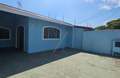 Linda casa com quintal e cozinha  planejada - ótima localização, perto do mcdonald's e comércios