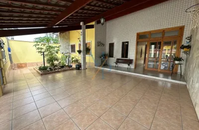 Linda casa com área gourmet  e edícula - ótima localização, com  escolas e lojas na  região