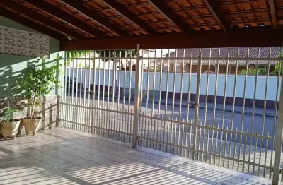 Linda casa com quintal e churrasqueira - ótima localização, perto das principais vias da cidade