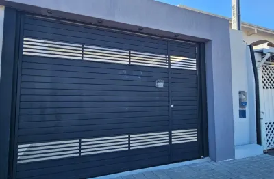 Linda casa com churrasqueira e 3 quartos - ótima localização, próximo da arena sul sports e comércios