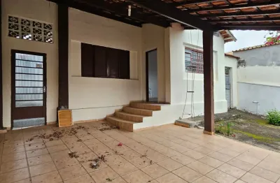 Linda casa com edícula e quintal - ótima localização, a 5 minutos do centervale e próximo a kopenhagen