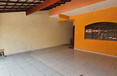 Linda casa com quintal e 3 quartos - ótima localização, ficando a 9 minutos do sesi e shopping oriente