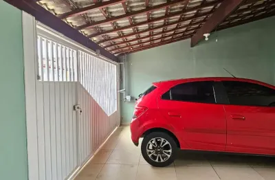 Linda casa com quintal e cozinha planejada - ótima localização, ficando perto de poliesportivo e comércios