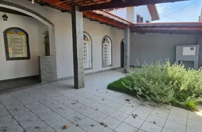 Linda casa com suíte e churrasqueira - ótima localização, próximo a paróquia coração de jesus e restaurantes