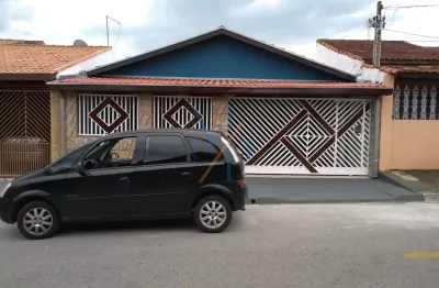 Linda casa com lavanderia e 3 quartos - ótima localização, ficando próximo da av. salinas e comércios