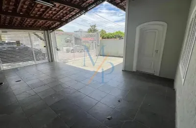 Linda casa com suíte e planejados - ótima localização, com fácil acesso as principais vias da cidade