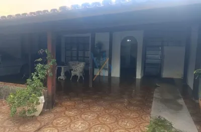 Linda casa com quintal e lavanderia - Ótima localização, ficando próximo do Spani e comércios