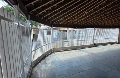 Lindo Sobrado - 3 dormitórios - 1 suíte com closet  - Ótima localização - 2ª quadra do Bosque dos Eucaliptos