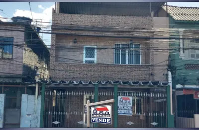 Casa duplex sala 2 quartos + terraço, enaltecendo seu excelente estado de conservação  + dois apartamentos sala quarto de fundos