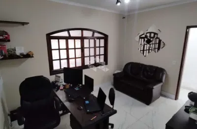 Casa com salão, 280m², utinga- santo andré,2 dormitórios sendo 1 suíte,1 sala, 3 banheiros,, varanda com churrasqueira,10 vagas no salão.