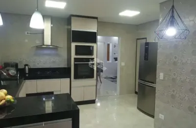 Amplo apartamento com quintal privativo e 2 vagas de garagem