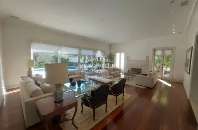 Casa perfeita na melhor região do morumbi, com 4 suítes, elevador, 15 vagas de garagem e lazer de um clube privativo para você e sua família.