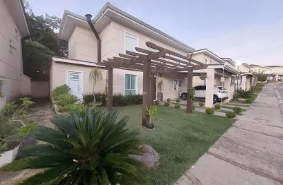 Bela casa com 4 dormitórios e quintal voltado para a área de preservação permanente.