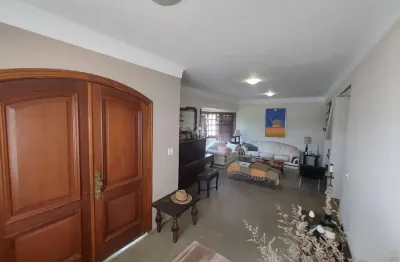 Bela casa num dos condomínios mais procurados da região da granja viana. 3 ou 4 dorms  sendo uma suíte, 4 vagas 3 ou 4 banheiros e cozinha enorme.