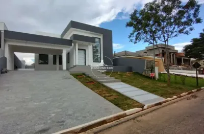 Casa térrea em condomínio, totalmente isolada, com 03 dorms e quintal amplo!