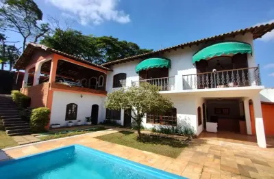 Casa maravilhosa, em dois lotes e meio, com piscina e abaixo do valor de mercado.
