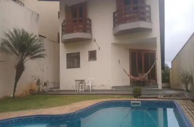 Casa com bela vista, espaçosa, pé direito duplo 3 suítes grandes, no são paulo 2, considerado o melhor condomínio de cotia