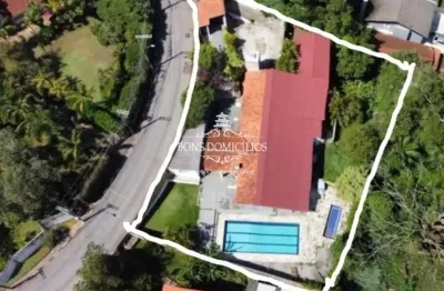 Casa linda em terreno de 1.600m numa das melhores regiões da granja-viana.  ótima oportunidade para investimento ou para seu lar dos sonhos+
