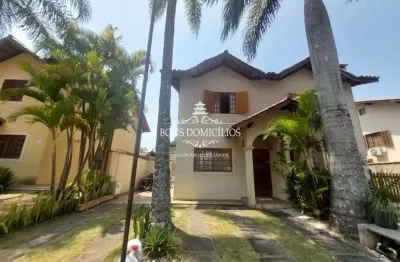 Casa com 3 dormitórios sendo uma suíte,  3 vagas e em condomínio completo numa das melhores localizações da granja viana.