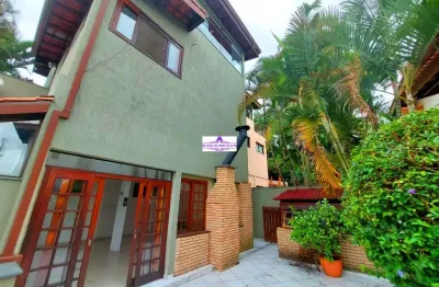 Casa na melhor região da granja viana em condomínio fechado.