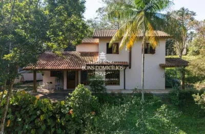 Charme rústico e natureza exuberante!  2.870m2 de terreno, 3 quartos/suite, 2 salas, 4 banh. garagem 6 autos