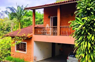 Chácara na divisa de embu com granja viana - 03 quartos, 01 suíte, 3 salas, 04 banheiros, 04 vagas de garagem, 225m² de área.
