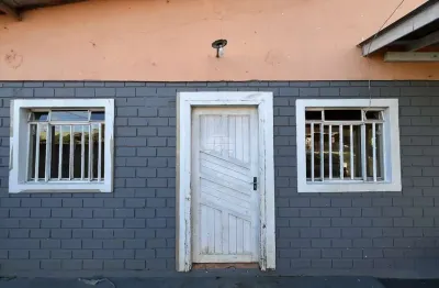 Casa com 2 quartos para alugar na rua guanabara, 15, nhapindazal, irati, 40 m2 por r$ 700