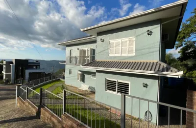 Casa de esquina ampla, em bairro nobre e com uma vista espetacular.