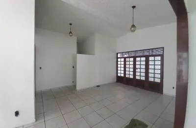 Casa na rua trairi - petrópolis com terreno de 402m² e 244m² de área construída