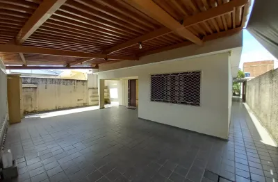 Casa bem localizada, com perfil comercial - bem próxima do Shopping Midway