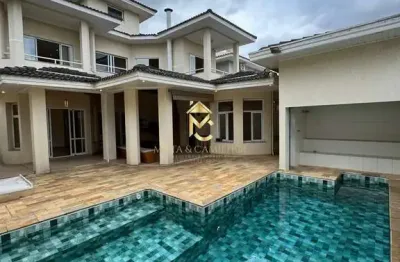 Sobrado a venda em condomínio, com 4 suítes e piscina.