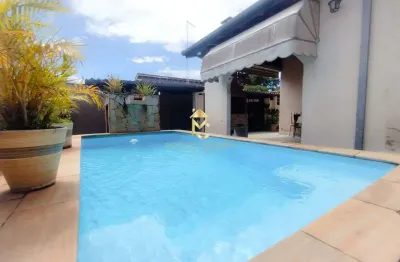 Casa com piscina em rua pública disponível para venda