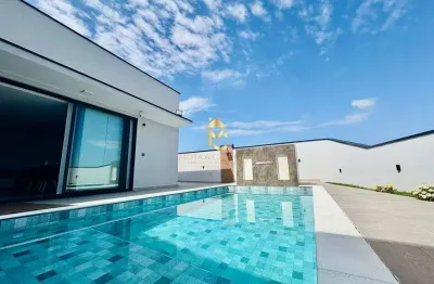 Casa com piscina e varanda gourmet à venda em condomínio fechado.