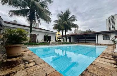 Residência em via pública disponível para venda e locação.