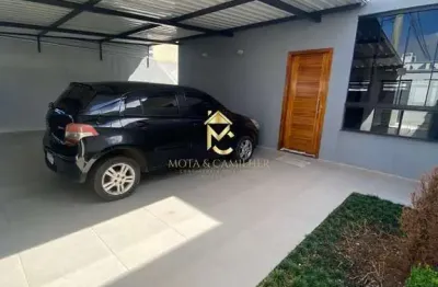 Casa térrea em via pública à venda com ótima localização.
