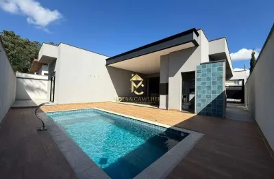 Casa nova com piscina à venda em condomínio de alto padrão.
