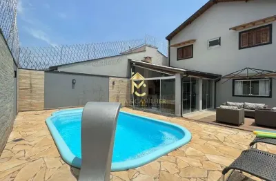 Lindo sobrado à venda em condomínio fechado com piscina.