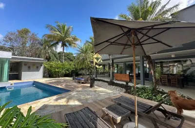 Casa térrea com piscina disponível para aluguel e venda em condomínio.