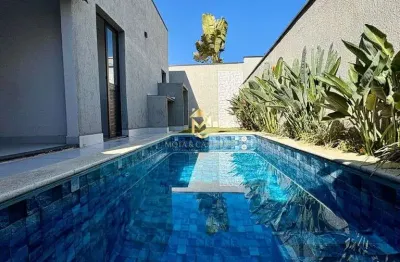 Casa térrea com piscina disponível para venda em condomínio.