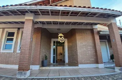 Casa em via publica à venda com excelente localização.
