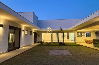 Casa térrea com 3 suítes, planejados e varanda gourmet à venda em condomínio..