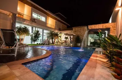 Casa com piscina e varanda gourmet à venda em condomínio .