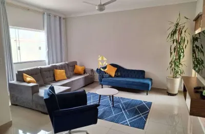 Casa sobrado em via pública com 3 dormitórios, sendo 1 suíte.