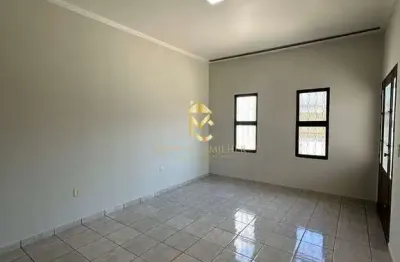 Excelente casa em via publica disponível para locação .