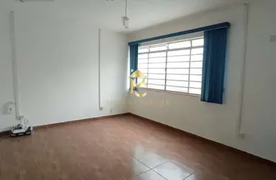 Casa em via pública disponível para locação com ótima localização