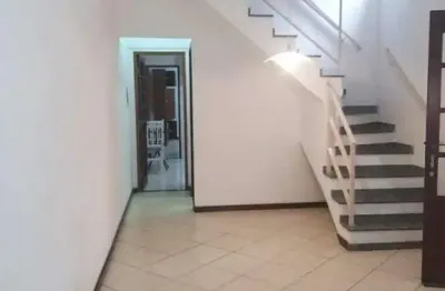 Casa com 3 quartos para alugar na Rua Teobaldo Frediane, Vila Iapi, Taubaté