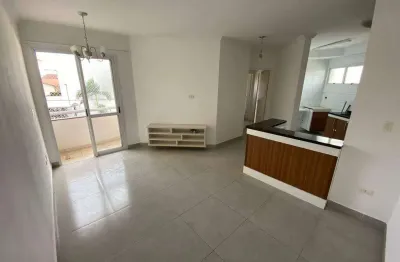 Apartamento com sacada e 2 quartos, disponível locação em excelente localização