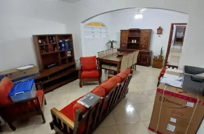 Casa com 3 quartos para alugar na Avenida Professor Walter Thaumaturgo, Jardim das Nações, Taubaté